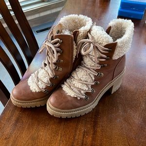 Heeled boots with fur